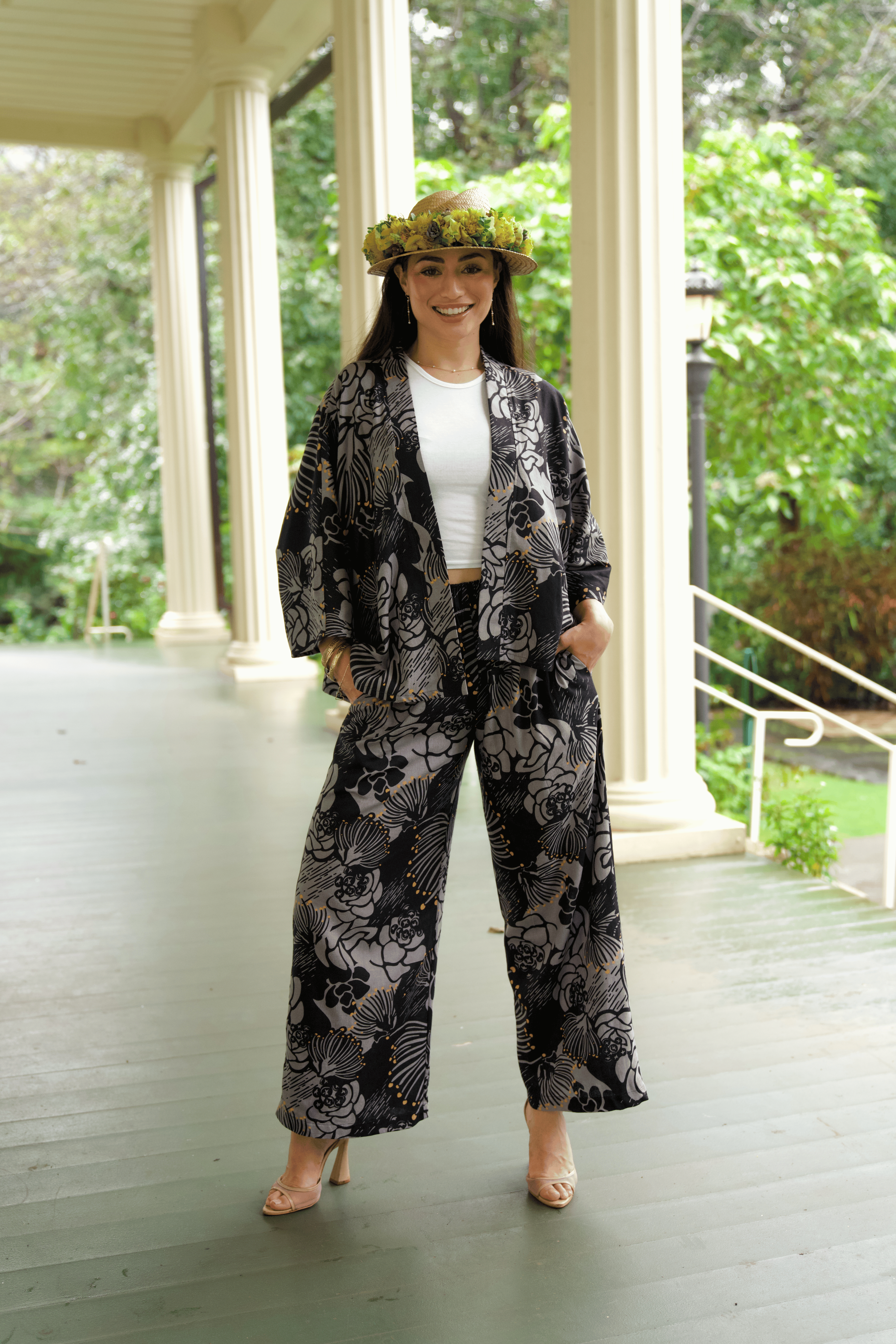 Pikake Palazzo ‘Ōhi‘a lehua in 'ele'ele