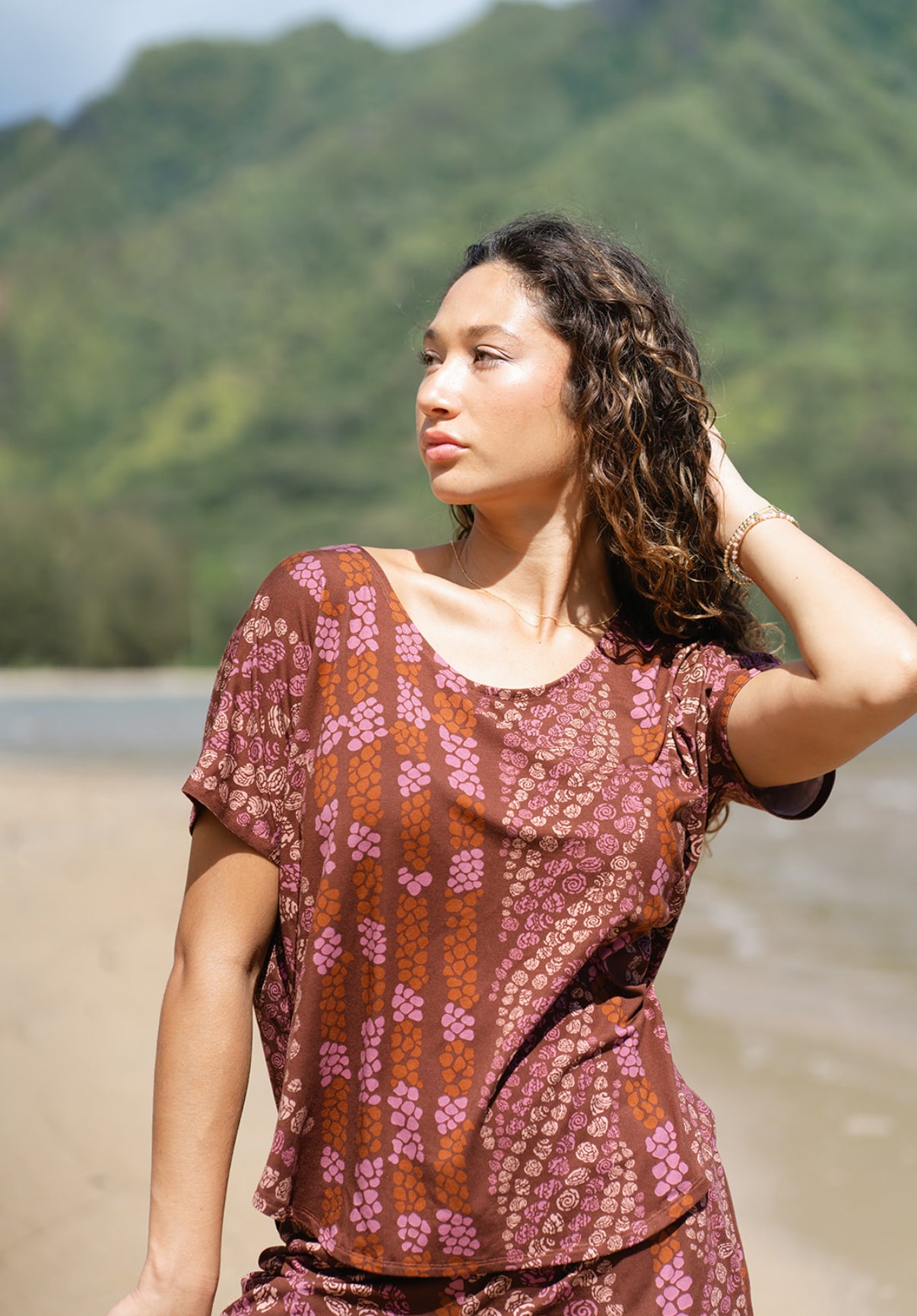 Kahelelani Punahele Short Sleeve Top in Maku'e